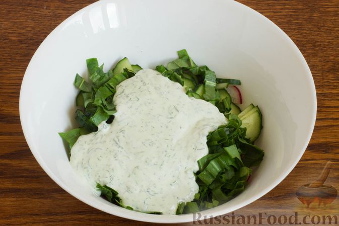 Фото приготовления рецепта: Картофельный салат с огурцами, редиской, щавелем и сухариками - шаг №12