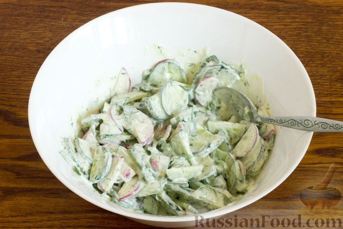 Фото приготовления рецепта: Картофельный салат с огурцами, редиской, щавелем и сухариками - шаг №13