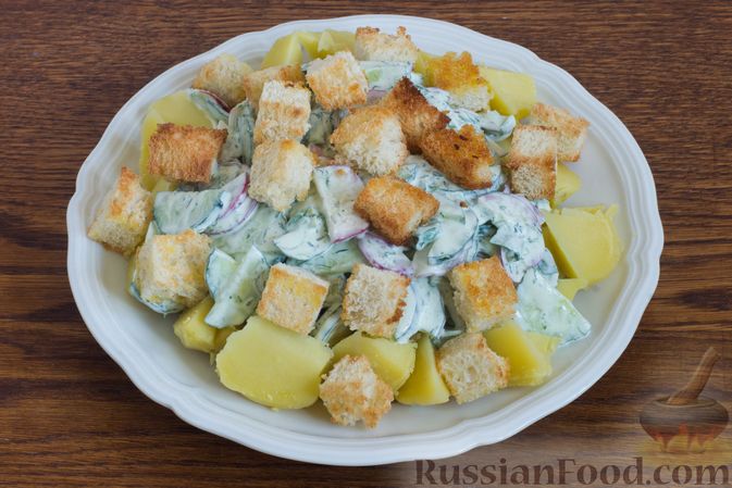 Фото приготовления рецепта: Картофельный салат с огурцами, редиской, щавелем и сухариками - шаг №14