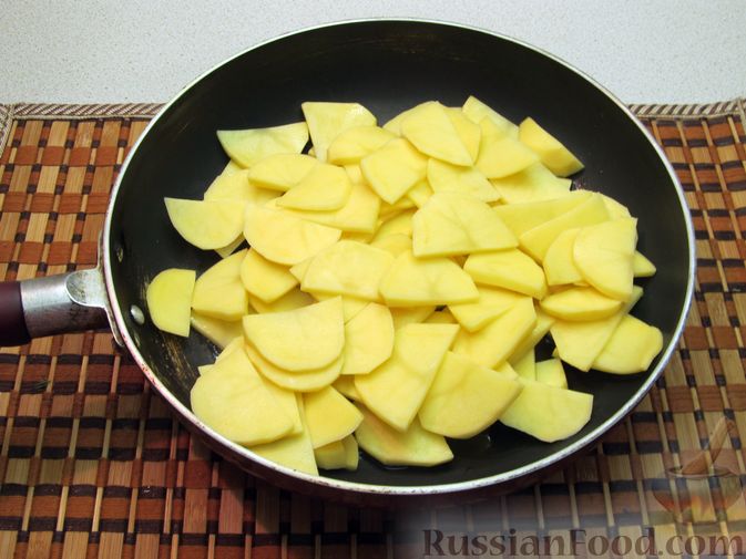 Фото приготовления рецепта: Жареный картофель со сметаной - шаг №3