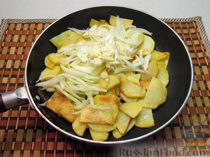 Фото приготовления рецепта: Жареный картофель со сметаной - шаг №6