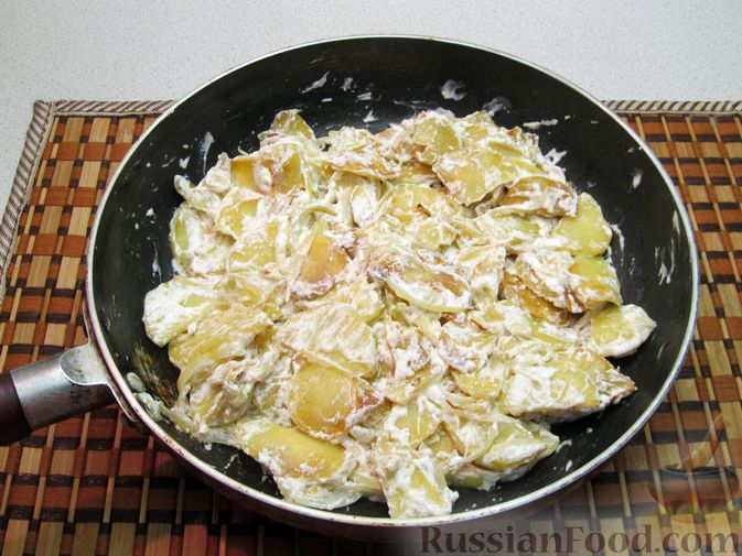Фото приготовления рецепта: Жареный картофель со сметаной - шаг №10