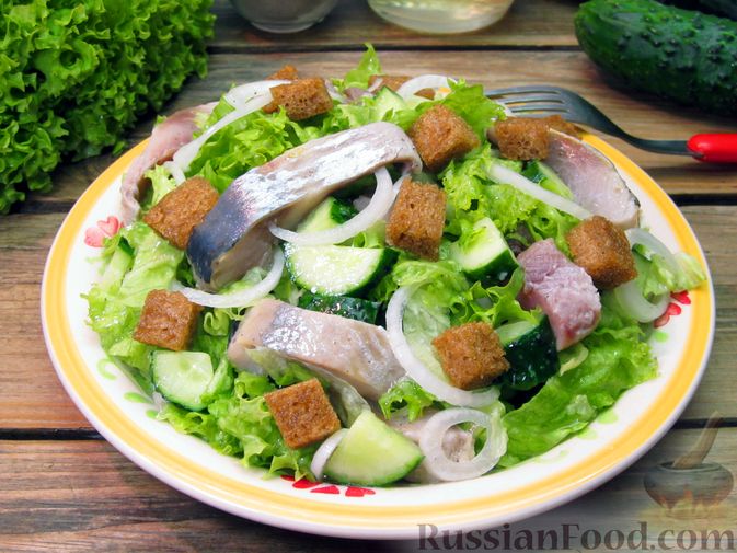 Фото к рецепту: Салат с сельдью, огурцами и сухариками