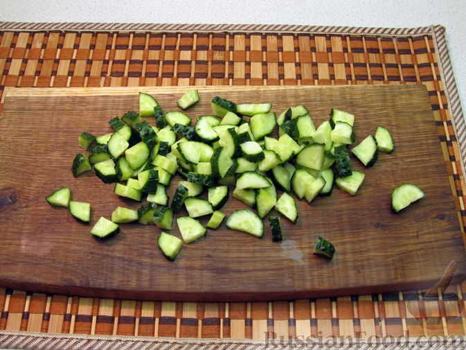 Фото приготовления рецепта: Салат с сельдью, огурцами и сухариками - шаг №5