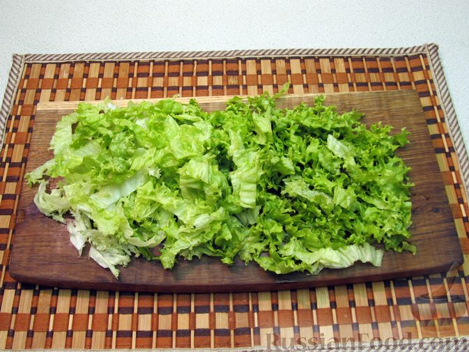 Фото приготовления рецепта: Салат с сельдью, огурцами и сухариками - шаг №6