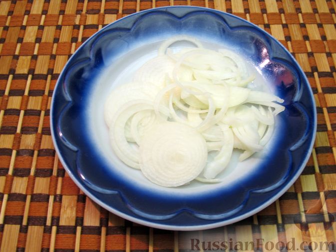 Фото приготовления рецепта: Салат с сельдью, огурцами и сухариками - шаг №7