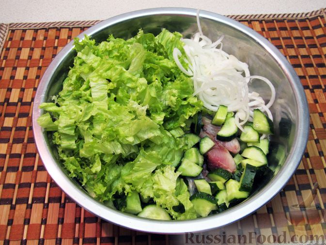 Фото приготовления рецепта: Салат с сельдью, огурцами и сухариками - шаг №10