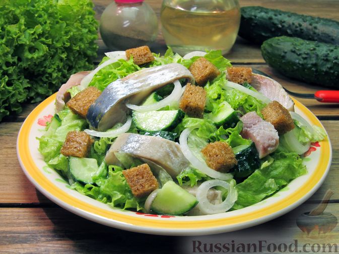 Фото приготовления рецепта: Салат с сельдью, огурцами и сухариками - шаг №13