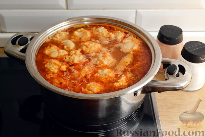 Фото приготовления рецепта: Суп с рыбными фрикадельками - шаг №14