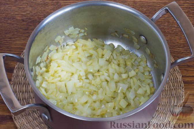 Фото приготовления рецепта: Картофельный крем-суп с корнем сельдерея - шаг №2