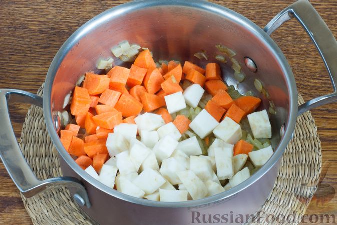 Фото приготовления рецепта: Картофельный крем-суп с корнем сельдерея - шаг №3