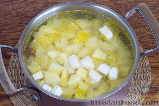 Фото приготовления рецепта: Картофельный крем-суп с корнем сельдерея - шаг №5