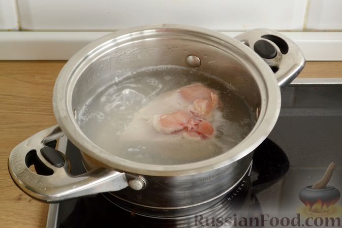 Фото приготовления рецепта: Салат с курицей, огурцами, сыром сулугуни и яйцами - шаг №2