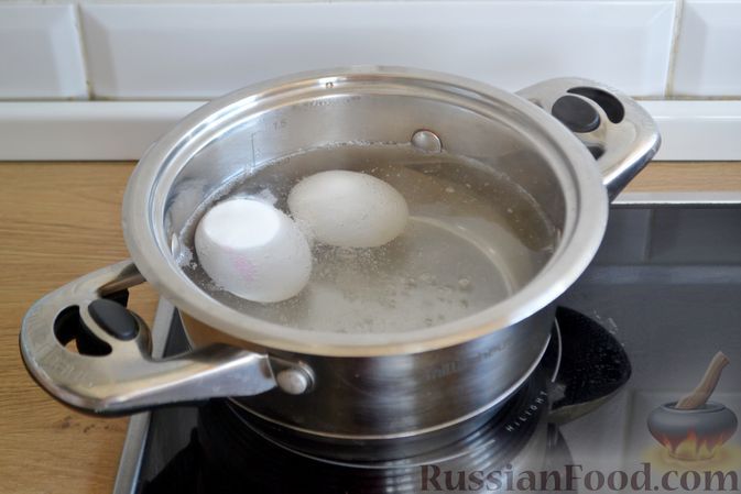 Фото приготовления рецепта: Салат с курицей, огурцами, сыром сулугуни и яйцами - шаг №3
