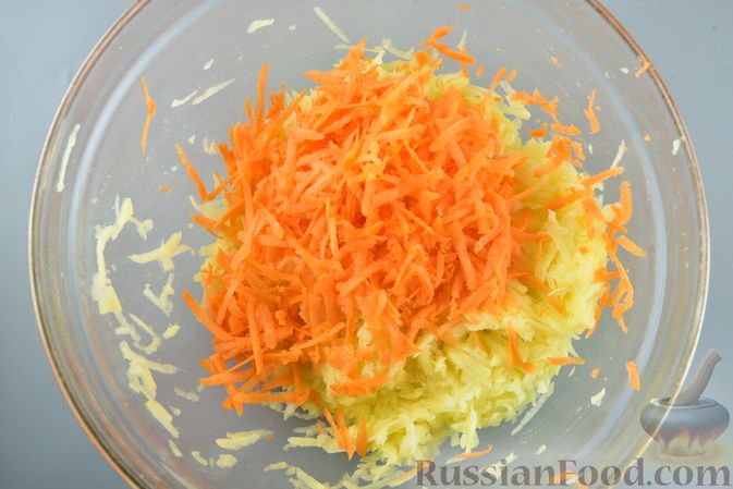 Фото приготовления рецепта: Куриное филе в картофельно-морковной "шубке" (в духовке) - шаг №7