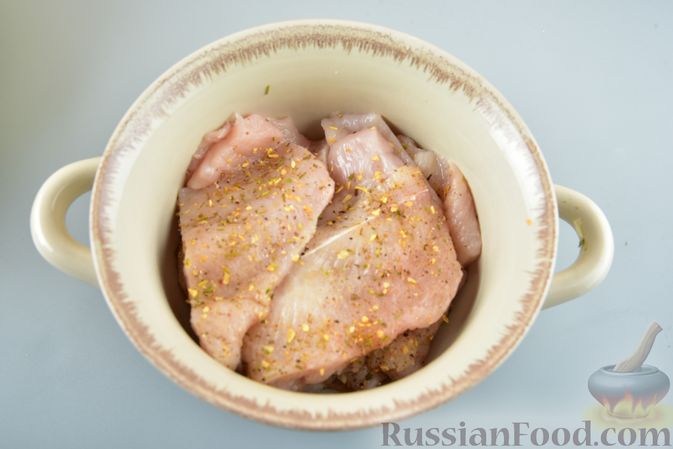 Фото приготовления рецепта: Куриное филе в картофельно-морковной "шубке" (в духовке) - шаг №3