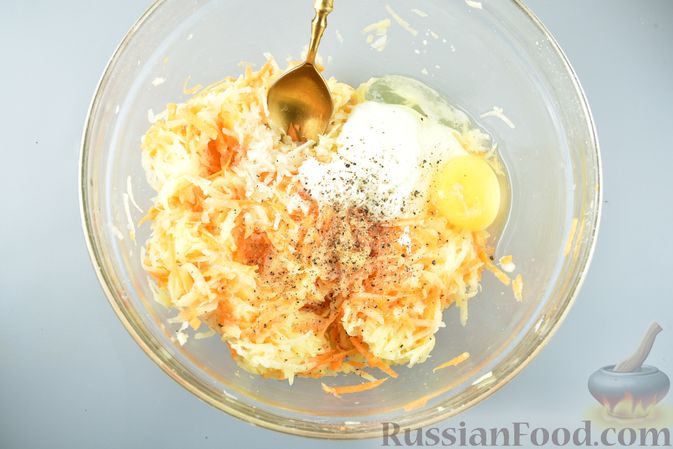 Фото приготовления рецепта: Куриное филе в картофельно-морковной "шубке" (в духовке) - шаг №8