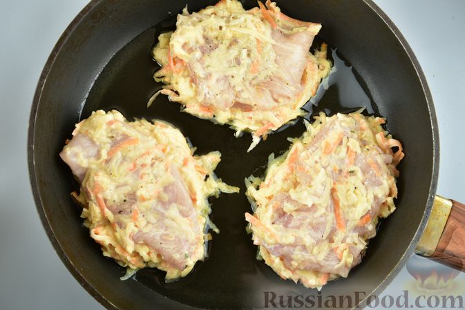 Фото приготовления рецепта: Куриное филе в картофельно-морковной "шубке" (в духовке) - шаг №12