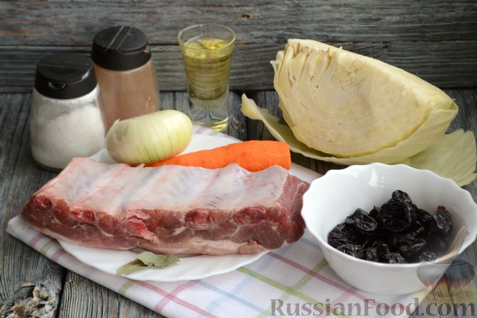 Фото приготовления рецепта: Капуста, тушенная со свиными рёбрышками и черносливом - шаг №1