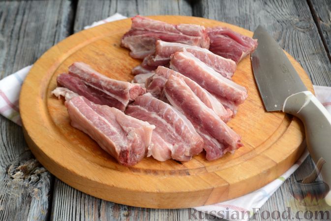Фото приготовления рецепта: Капуста, тушенная со свиными рёбрышками и черносливом - шаг №2