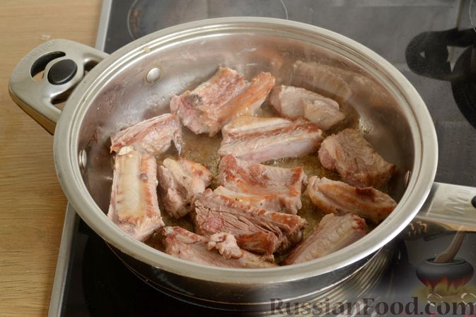 Фото приготовления рецепта: Капуста, тушенная со свиными рёбрышками и черносливом - шаг №4