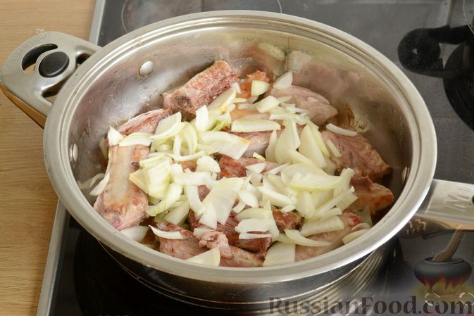 Фото приготовления рецепта: Капуста, тушенная со свиными рёбрышками и черносливом - шаг №6