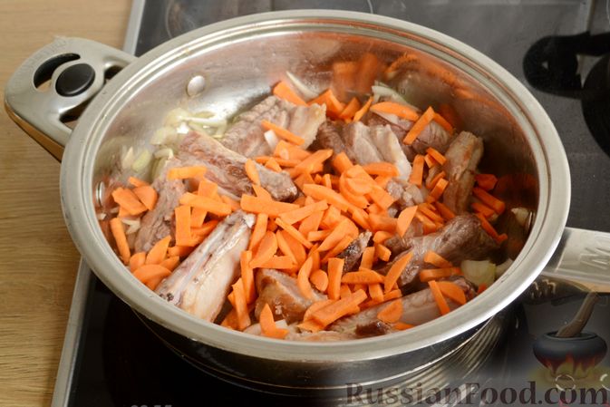 Фото приготовления рецепта: Капуста, тушенная со свиными рёбрышками и черносливом - шаг №7