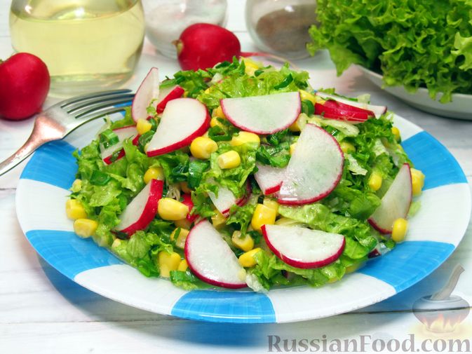 Фото к рецепту: Салат с кукурузой, редиской и зеленью