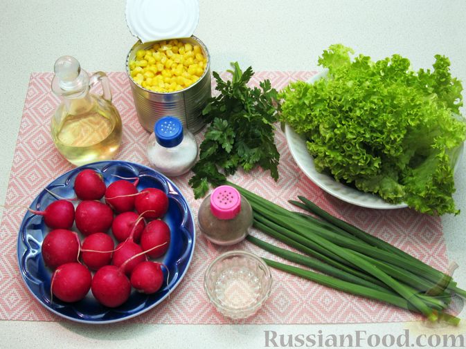 Фото приготовления рецепта: Салат с кукурузой, редиской и зеленью - шаг №1