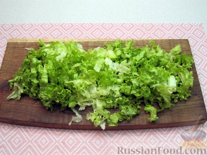 Фото приготовления рецепта: Салат с кукурузой, редиской и зеленью - шаг №2