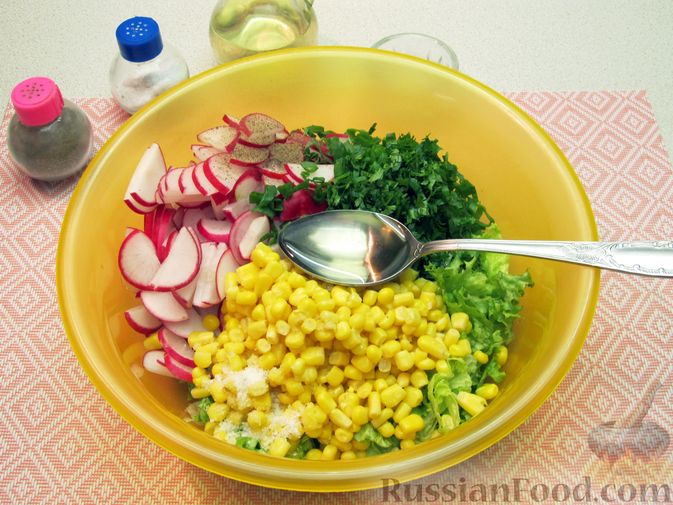 Фото приготовления рецепта: Салат с кукурузой, редиской и зеленью - шаг №7