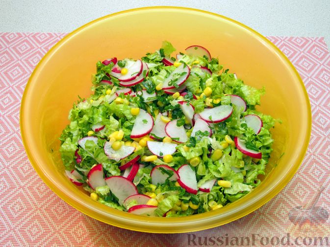 Фото приготовления рецепта: Салат с кукурузой, редиской и зеленью - шаг №8