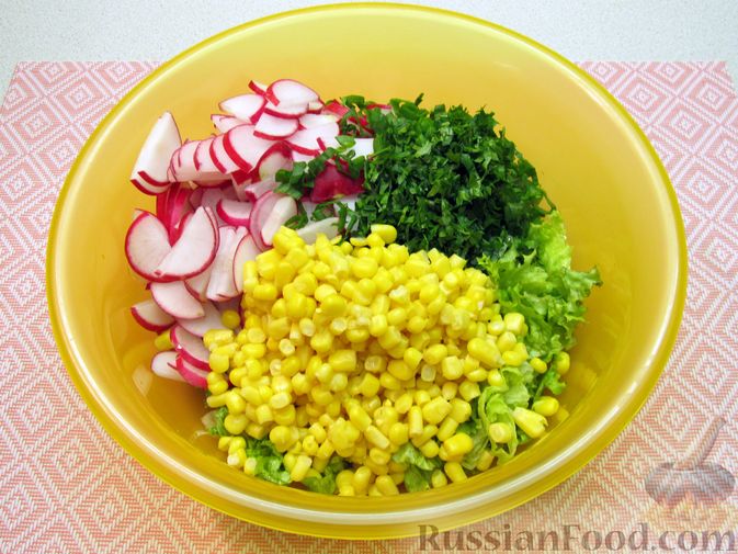 Фото приготовления рецепта: Салат с кукурузой, редиской и зеленью - шаг №6