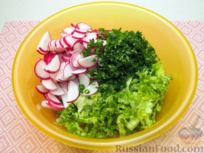 Фото приготовления рецепта: Салат с кукурузой, редиской и зеленью - шаг №5