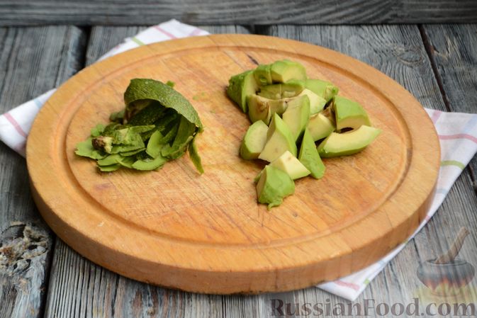 Фото приготовления рецепта: Фруктовый салат с заправкой из авокадо и йогурта - шаг №7