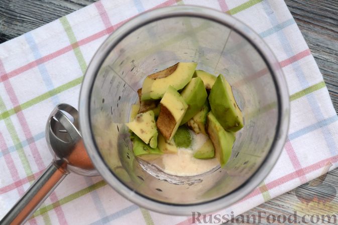 Фото приготовления рецепта: Фруктовый салат с заправкой из авокадо и йогурта - шаг №8