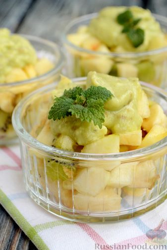 Фото приготовления рецепта: Фруктовый салат с заправкой из авокадо и йогурта - шаг №15