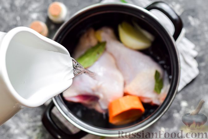 Фото приготовления рецепта: Куриный суп с морской капустой и консервированным горошком - шаг №3