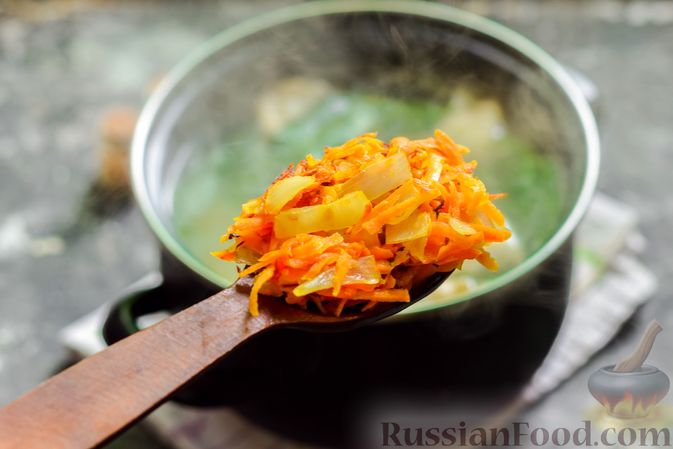 Фото приготовления рецепта: Куриный суп с морской капустой и консервированным горошком - шаг №9