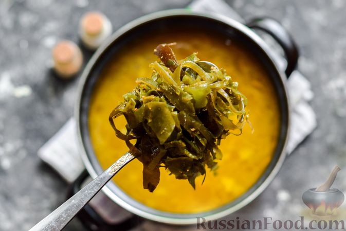 Фото приготовления рецепта: Куриный суп с морской капустой и консервированным горошком - шаг №11