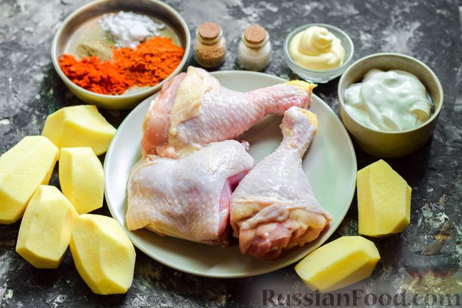 Фото приготовления рецепта: Курица с картошкой, запечённая под майонезно-сметанным соусом - шаг №1