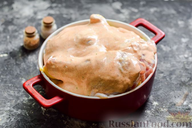 Фото приготовления рецепта: Курица с картошкой, запечённая под майонезно-сметанным соусом - шаг №8