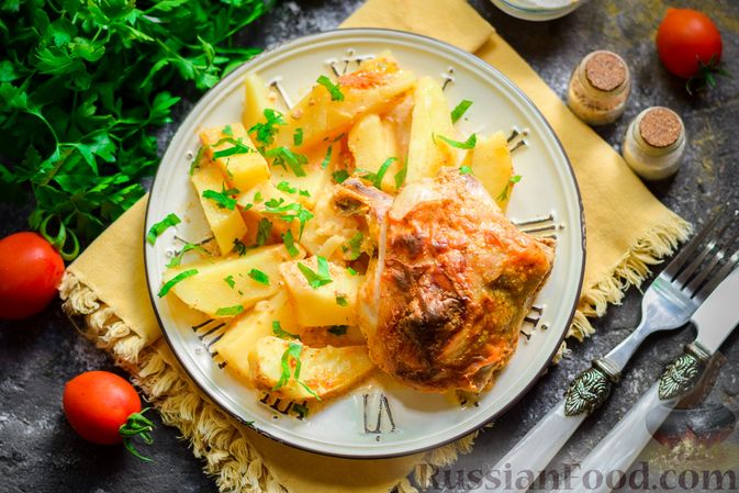 Фото приготовления рецепта: Курица с картошкой, запечённая под майонезно-сметанным соусом - шаг №11