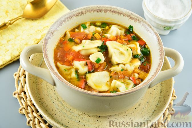 Фото к рецепту: Пряный суп с пельменями, помидорами и сладким перцем