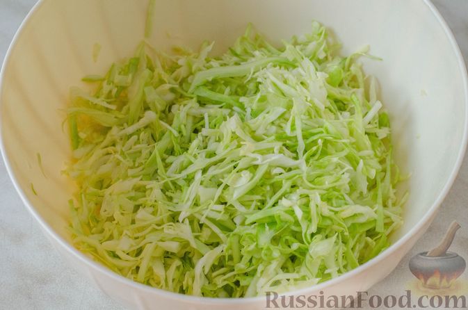 Фото приготовления рецепта: Салат из курицы, с молодой капустой, огурцом и сыром - шаг №7