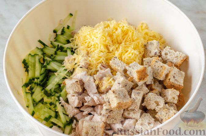 Фото приготовления рецепта: Салат из курицы, с молодой капустой, огурцом и сыром - шаг №12