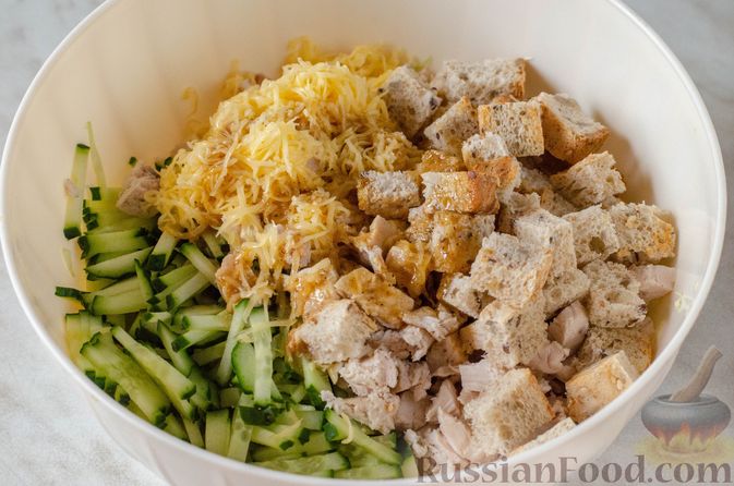 Фото приготовления рецепта: Салат из курицы, с молодой капустой, огурцом и сыром - шаг №13