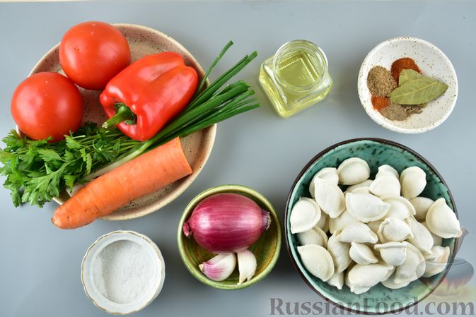 Фото приготовления рецепта: Пряный суп с пельменями, помидорами и сладким перцем - шаг №1