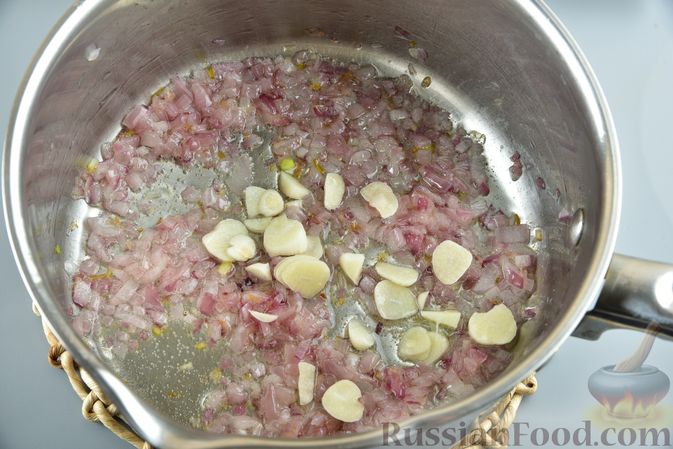 Фото приготовления рецепта: Пряный суп с пельменями, помидорами и сладким перцем - шаг №5