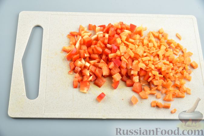 Фото приготовления рецепта: Пряный суп с пельменями, помидорами и сладким перцем - шаг №6